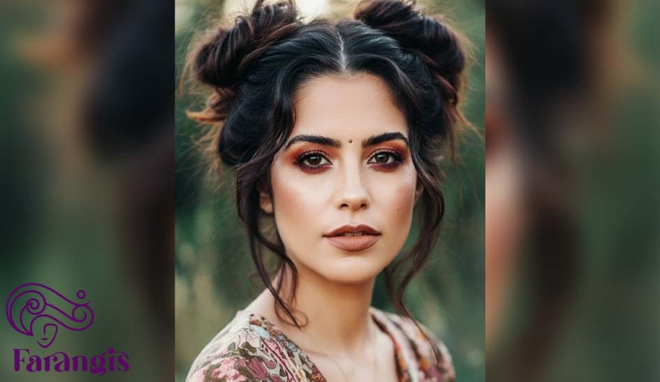 شینیون جمع با دو دسته مو در کنار صورت